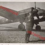 Deutscher Pilot vor Flugzeug Ju 88 Flugplatz Elefsina bei Athen Griechenland