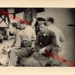 Rast dt. Soldaten auf Flugzeug Reifen Flugplatz Elefsina b. Athen Griechenland