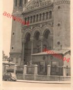 Deutscher PKW Peuglot 202 vor Kathedrale Auxene Frankreich