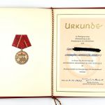 DDR MdI Urkunde Verdienstmedaille der Kampfgruppen 1973 Genossen