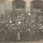 Foto-AK 1.WK Soldaten Militärkapelle Hotel Bahnhofstrasse Reichenbach Vogtland