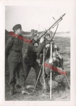 Soldaten mit MG-34 auf Dreibein bei Fliegerangriff Übung Krim Ostfront