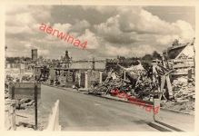 Deutsche Soldaten auf geräumter Strasse am Rathaus Rethel Frankreich