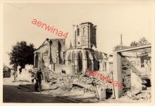 Deutscher Soldat an zerstörter Kirche in Rethel Frankreich