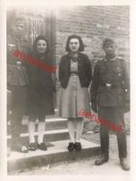 Deutsche Soldaten mit Töchtern der Quartiersleute in Ramerupt Frankreich