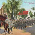 AK 1.WK Infanterie auf dem Marsche Dorf Soldaten Pferde gelaufen Patriotika