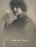 AK 1.WK Frau Portrait Sektglas Etwas für Kenner ungelaufen Patriotika Postkarte