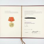 DDR NVA Urkunde Verdienstmedaille der NVA Gold 1983 Oberfähnrich