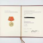 DDR NVA Urkunde Verdienstmedaille Nationale Volksarmee Gold 1979 Oberstleutnant
