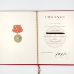 DDR NVA Urkunde Verdienstmedaille der Nationalen Volksarmee Silber 1975