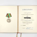DDR NVA Urkunde Medaille für treue Dienste in der NVA Gold für 20 Jahre 1969