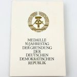 DDR Urkunde zur Medaille 30. Jahrestag der Gründung der DDR 1979 Fähnrich
