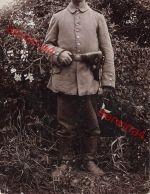 Foto-AK 1.WK Deutscher Soldat mit Pistolen Walter 08