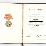 DDR NVA Urkunde Verdienstmedaille der Nationalen Volksarmee Silber 1974 Major