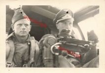 Deutsche Piloten im Cockpit des Flugzeug He 111 im Einsatz