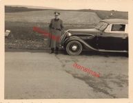 Deutscher Soldat mit PKW BMW 321 Kabriolett