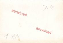 Deutsche Soldaten vor Flugzeug Junkers Ju 52 mit Kennung auf Flugplatz