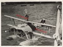 Deutsches Schwimmerflugzeug Heinkel He 60 wird an Board eines Kreuzers genommen