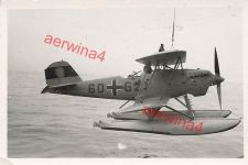 Deutsches Schwimmerflugzeug Heinkel He 60 am Schiffskran Kreuzer
