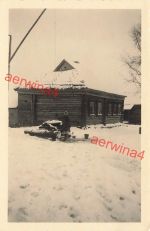 Russische Frau im Sowjet-Paradies am Ziehbrunnen im Winter Ostfront