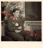 Deutscher Luftwaffen Soldat mit Wecker unter dem Weihnachtsbaum Dortmund 1943