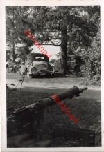 MG 08 am PKW deutsche Soldaten im Waldlager bei Augustow Polen
