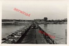 Deutsche Fahrzeuge auf Düna-Behelfsbrücke Ulla Witebesk Weißrussland Ostfront