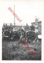 Deutsche Soldaten mit franz. Mädchen an alten franz. PKW's bei Arras Frankreich