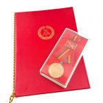 DDR MdI Verdienstmedaille der Kampfgruppen Urkunde 1977 Leutnant der VP