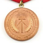DDR MdI Verdienstmedaille der Kampfgruppen Urkunde 1977 Leutnant der VP