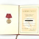 DDR MdI Verdienstmedaille der Kampfgruppen Urkunde 1977 Leutnant der VP