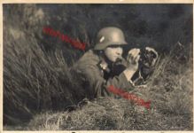 Deutscher Soldat mit Stahlhelm auf Beobachtungsposten mit Fernglas