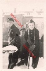 Pimpfe Mädchen und Junge in Uniform beim Schnee schaufeln