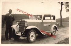 Mann mit PKW Opel P4 mit Werbung Jehodont
