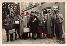 Deutsche Soldaten mit Zivilisten vor der Einberufung am Gasthof und Friseur
