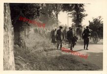 Französischer Offizier mit Kompanie gehen in Gefangenschaft Nogent Frankreich