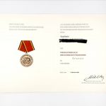 DDR NVA Urkunde Verdienstmedaille der NVA Bronze 1984 Hauptmann Mielke Stasi