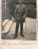 Fotokarte 1.WK Deutscher Soldat Art.-Pickelhaube Feld-Art.-Regt. 64 mit Pistole