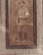 Foto 1.WK Portrait Deutscher Soldat Sanitäter Rot-Kreuz Armbinde mit Pistole