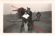 Feldfriseur bei der Arbeit an der 8,8 cm Flak Stellung Merseburg