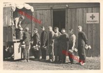 Soldaten an der LKW Feldküche am Verbandsplatz Merseburg