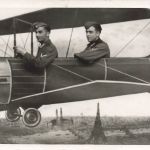 Foto-AK 2.WK Fotomontage deutsche Soldaten mit Flugzeug über Paris Großfoto