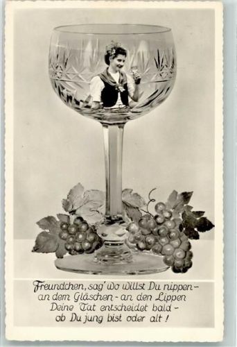 1950 Frau in Tracht im Weinglas