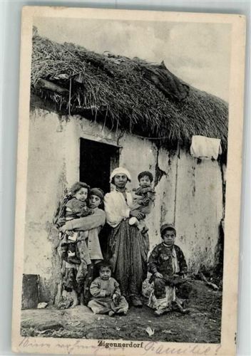1917 Frau mit Kindern vor der Hütte