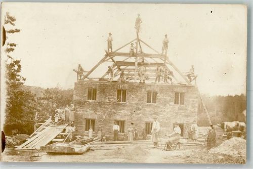 Hausbau Richtfest Dach wird gebaut Bauarbeiter Foto AK