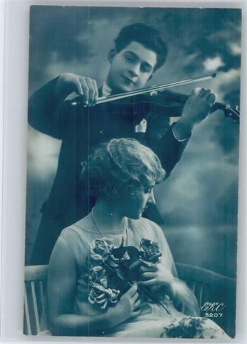 Liebespaar - Frau auf der Bank mit Rosen