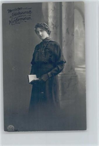 Mädchen mit Bibel, Kreuzkette