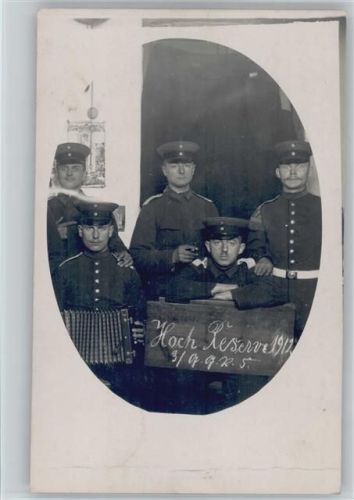 Hoch Reserve 1912 Foto AK Soldat mit der Quetschkommode