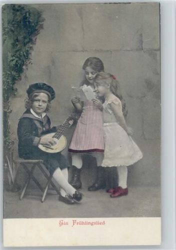 1900 Kinder lesen Noten, kleiner Junge spielt eine Laute