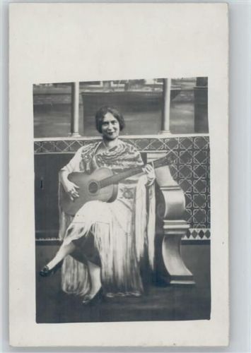 Frau mit einer Gitarre Laute - Foto AK